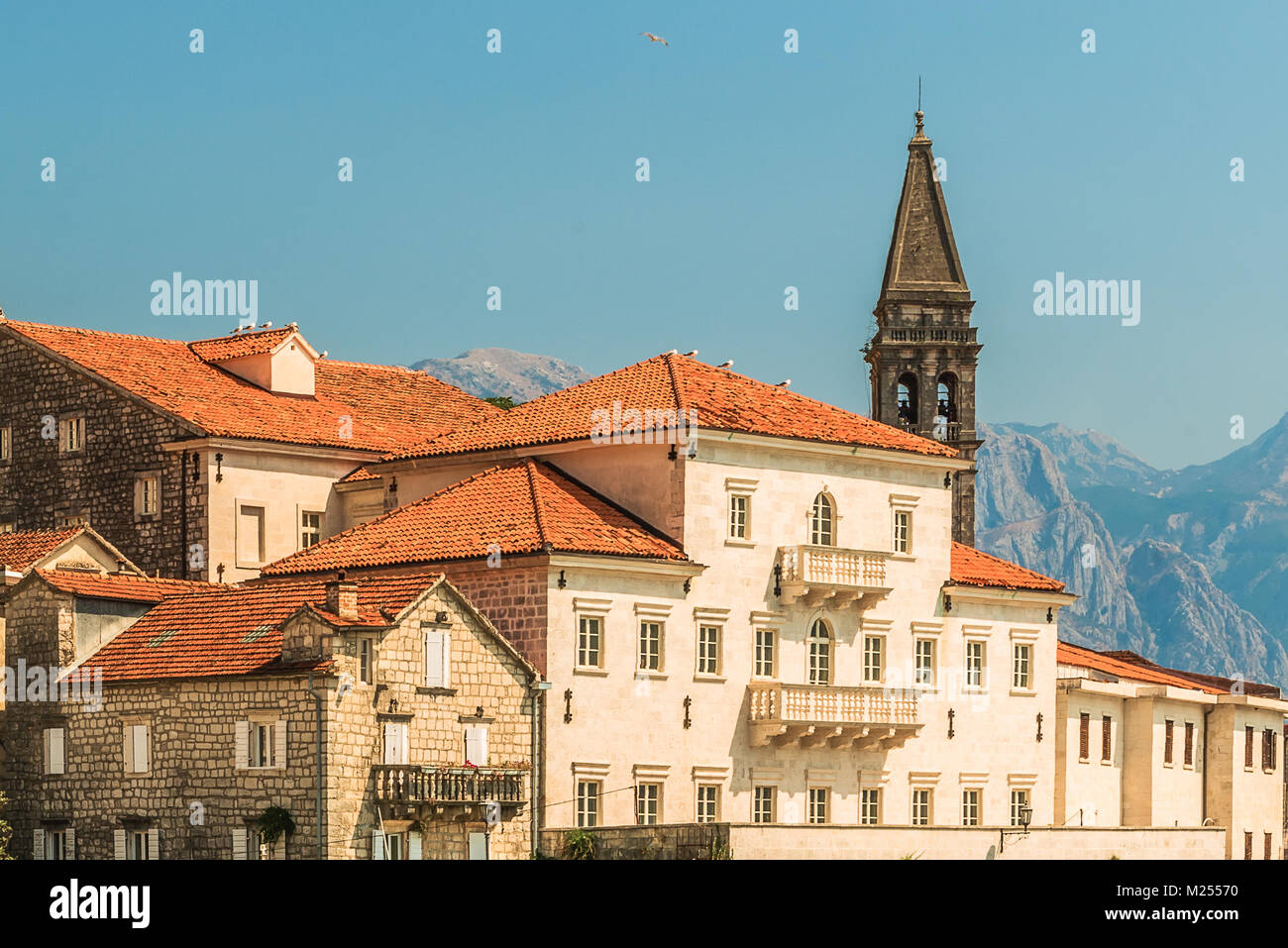 Vista sulla città vecchia di Perast con il campanile della chiesa di San Nicola. Baia di Kotor, Montenegro. Foto Stock