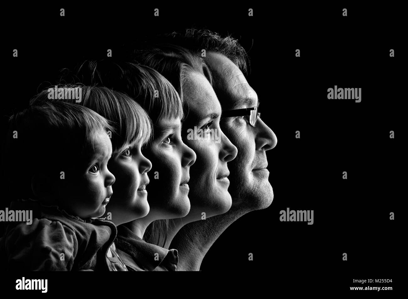 Un bianco e nero ritratto di famiglia di me stesso con mia moglie e i miei bambini. Foto Stock