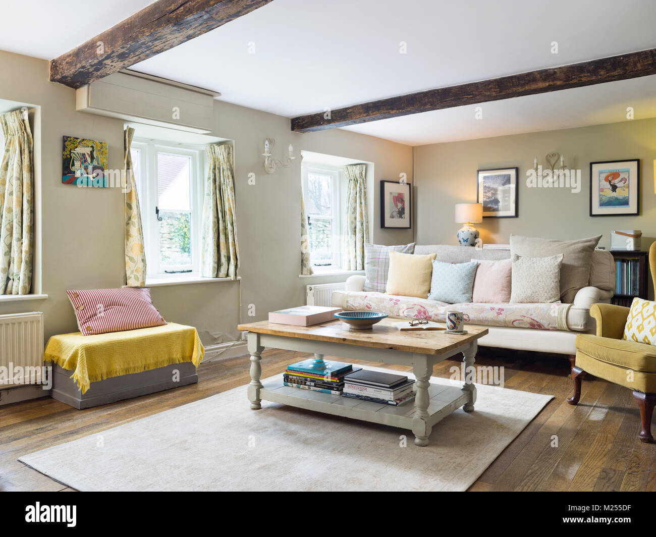 Una vista interna di un confortevole soggiorno in un tradizionale cottage Inglese home. Foto Stock