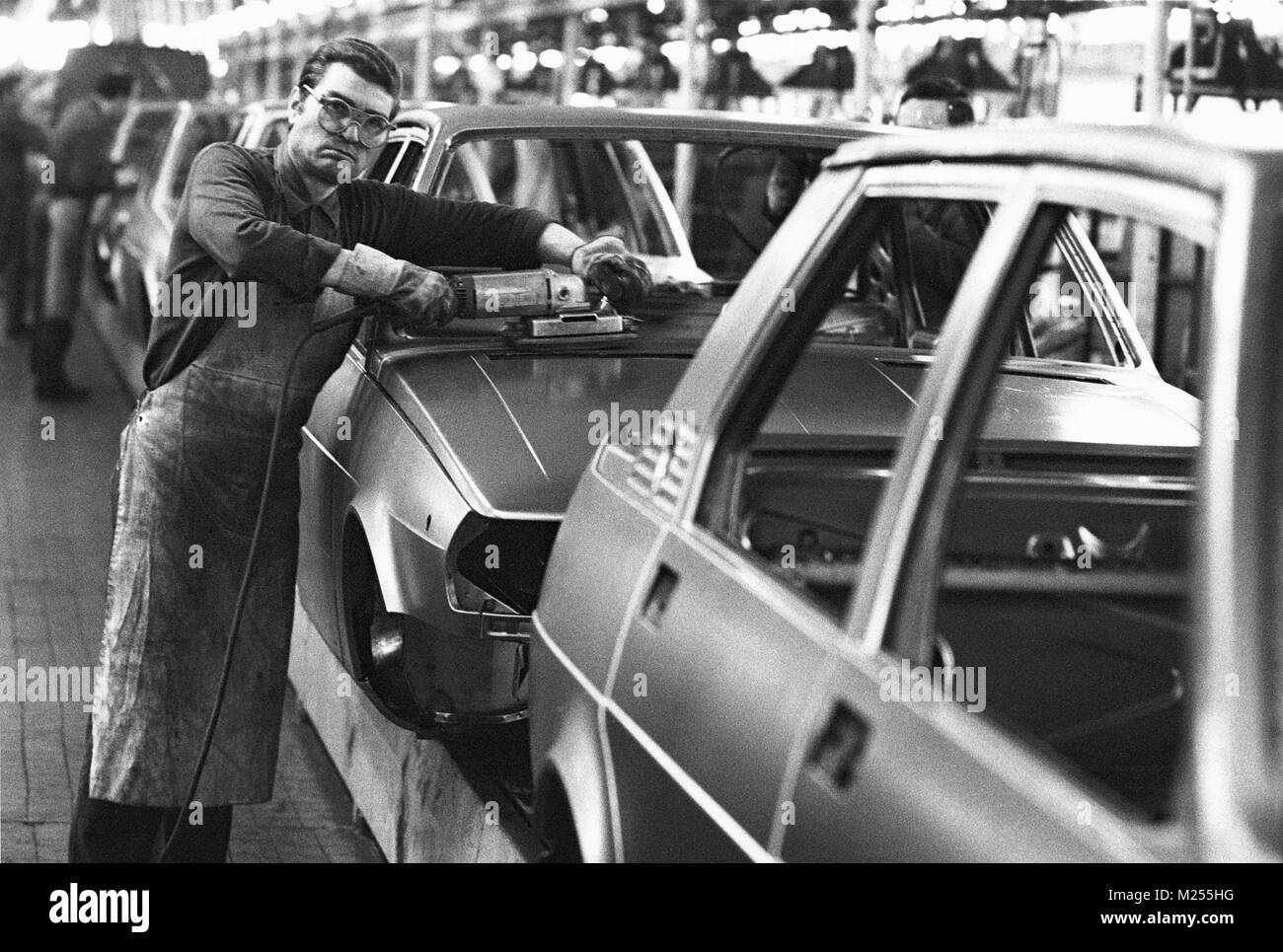 Le linee di assemblaggio in fabbrica di automobili Alfa Romeo di Arese (Milano, Mars 1978) Foto Stock