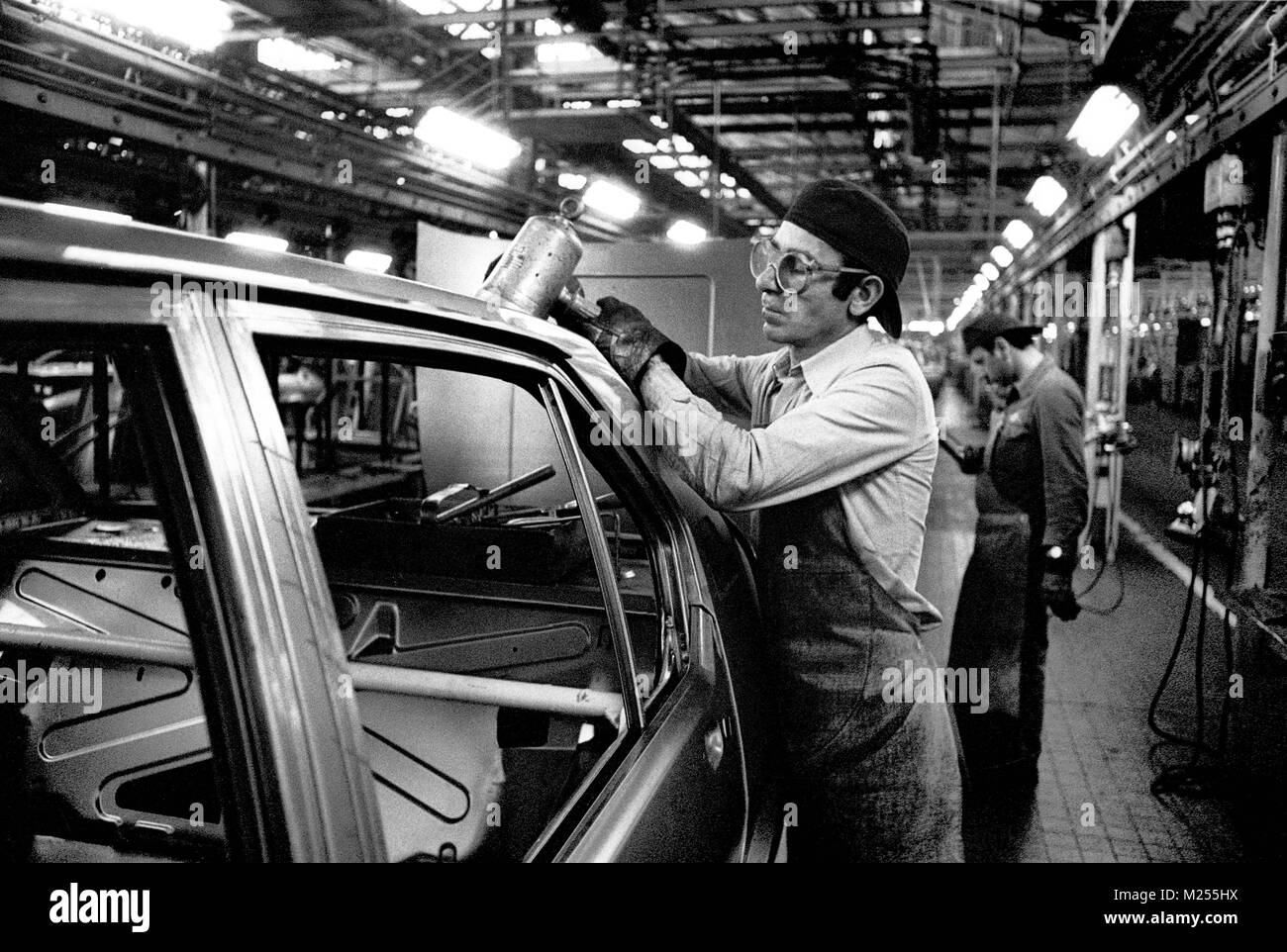 Le linee di assemblaggio in fabbrica di automobili Alfa Romeo di Arese  (Milano, Mars 1978 Foto stock - Alamy