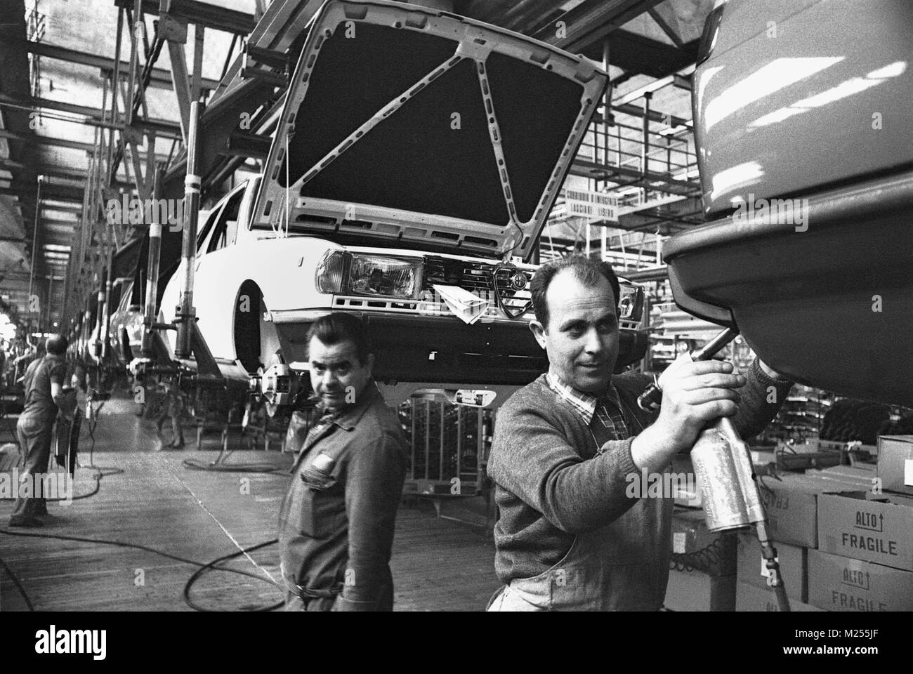Le linee di assemblaggio in fabbrica di automobili Alfa Romeo di Arese (Milano, Mars 1978) Foto Stock