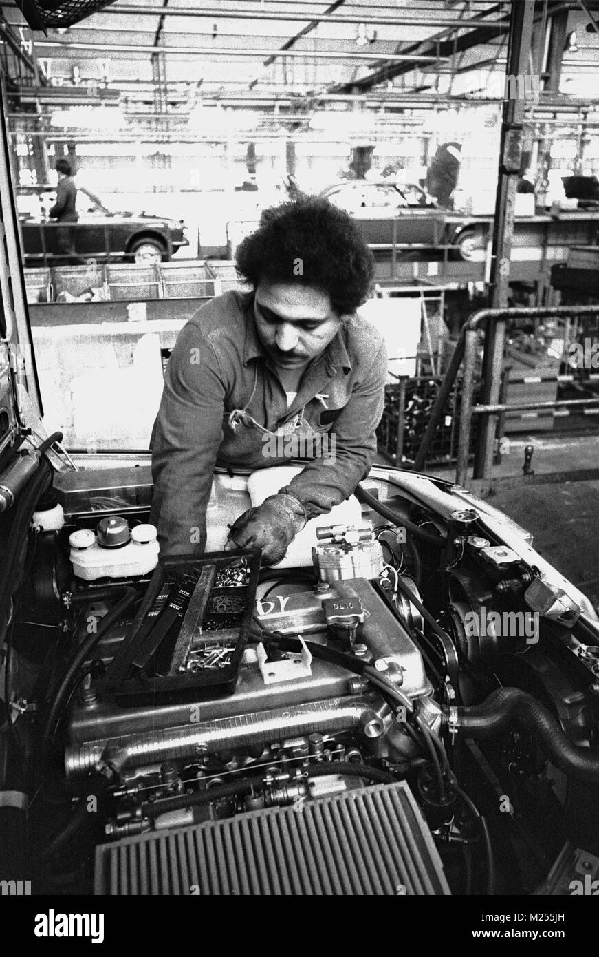 Le linee di assemblaggio in fabbrica di automobili Alfa Romeo di Arese (Milano, Mars 1978) Foto Stock