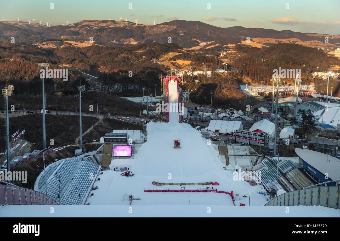 Una generale vista dall'alto dello sci salta durante una giornata di anteprima al Alpensia Sports Park, precedendo la PyeongChang 2018 Giochi Olimpici Invernali in Corea del Sud. Foto Stock