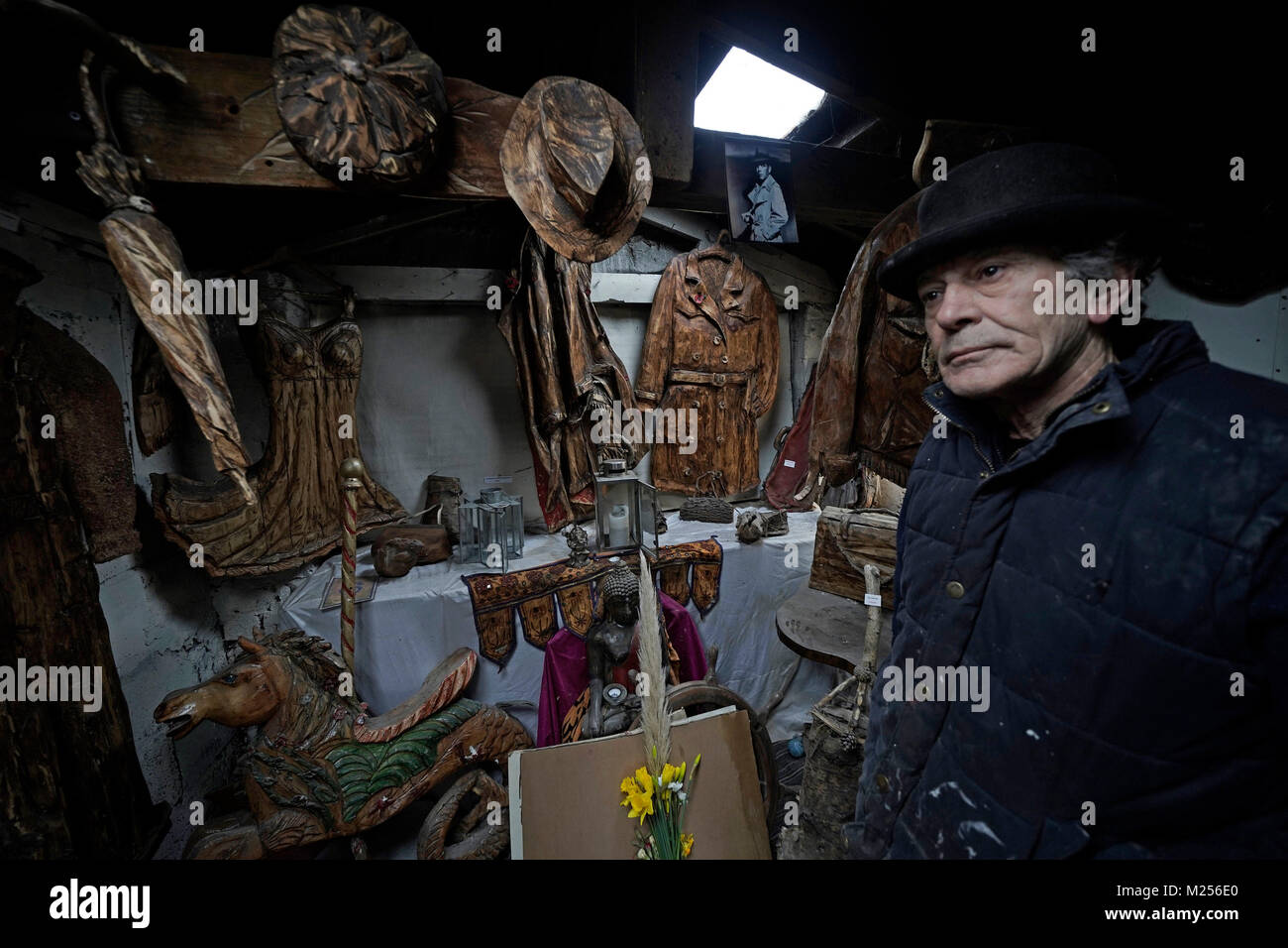 Tom Newstead, 71, uno scultore e falegname per oltre cinquant'anni nella sua baracca sul vicino alla spiaggia in Seaton Sluice sulla costa di Northumberland. Tom è stata la raccolta di legno deriva dalle spiagge lungo il litorale di Northumberland per decenni e sculping e rendendolo in molti e diversi soggetti insoliti per la carità o a vendere su , egli chiama il suo lavoro Shanti Art. Tom sta lavorando su una dimensione di vita scultpture di moner in Blyth al momento da un vecchio ceppo di albero e è stato commissoned per trasformare altri alberi .......PA Foto Owen Humphreys Foto Stock