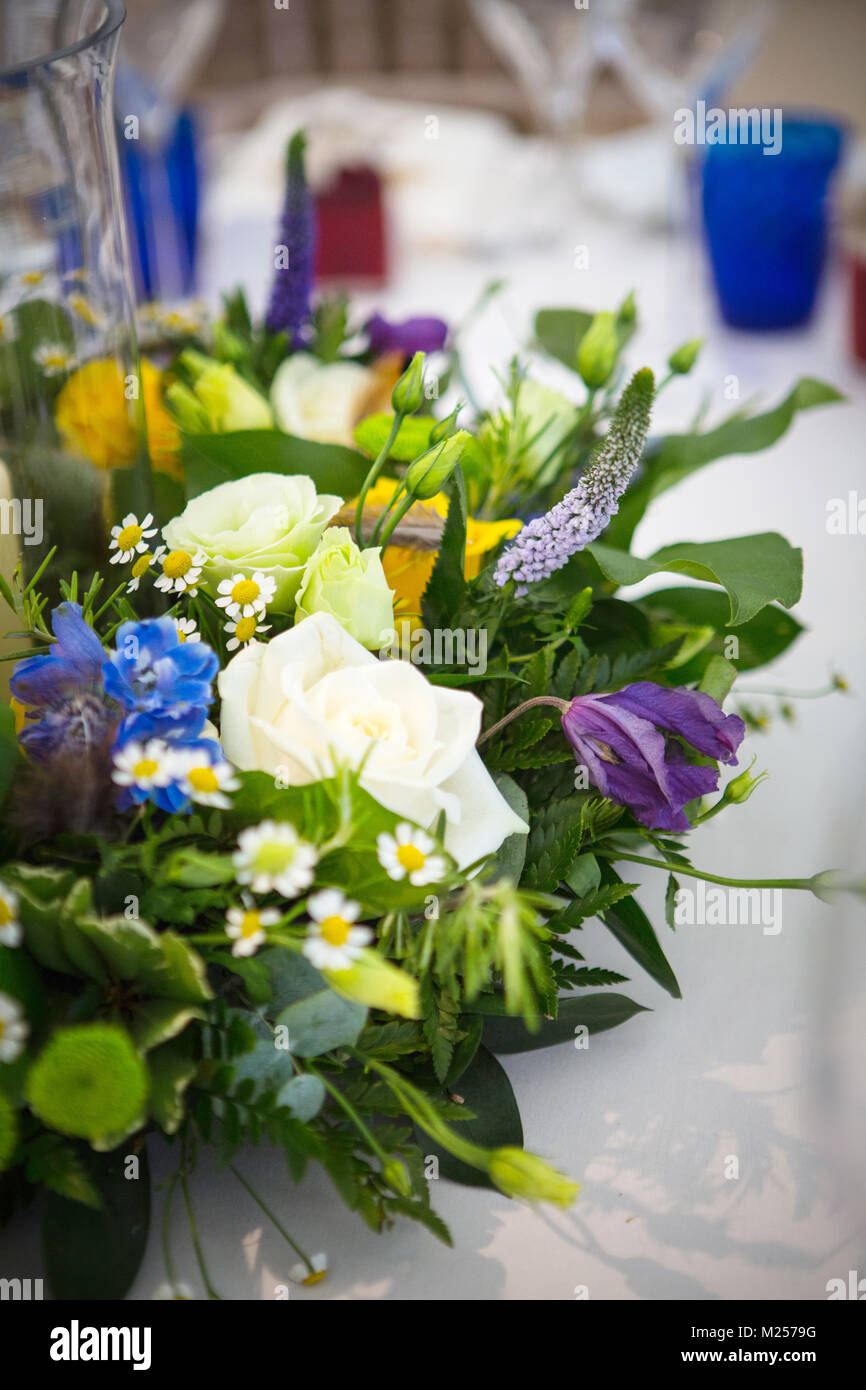 Composizioni floreali su ricevimento di nozze tabella, close up Foto Stock