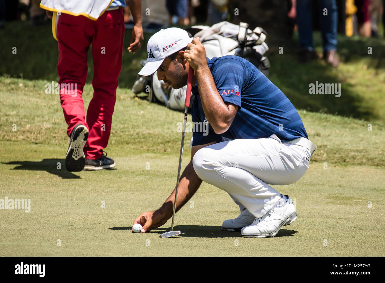 Kuala Lumpur, Malesia. 4 febbraio 2018. India golfista Shubhankar Sharma vince il Campionato Maybank 2018 con un ottimo punteggio finale di 21 sotto il 4 febbraio 2018, a Kuala Lumpur, Malesia. Sharma impostazione di putt al diciottesimo verde del Saujana Golf and Country Club. Credito: Danny Chan/Alamy Live News Foto Stock