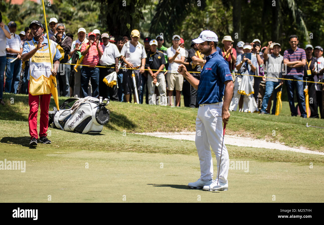 Kuala Lumpur, Malesia. 4 febbraio 2018. India golfista Shubhankar Sharma vince il Campionato Maybank 2018 con un ottimo punteggio finale di 21 sotto il 4 febbraio 2018, a Kuala Lumpur, Malesia. Sharma mostra una certa emozione dopo la messa nel putt vincente al diciottesimo verde del Saujana Golf and Country Club. Credito: Danny Chan/Alamy Live News Foto Stock