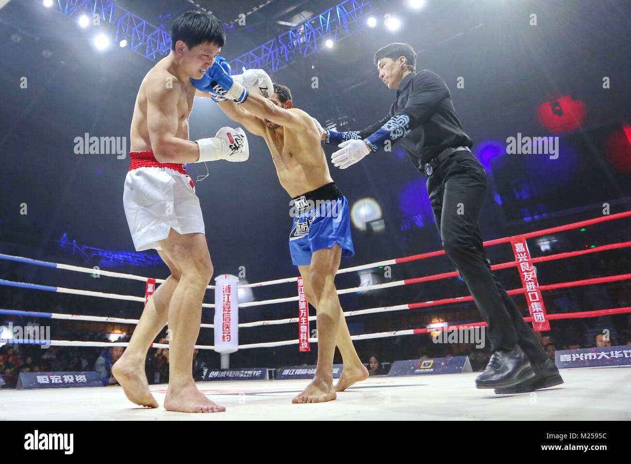 Jiaxing, Jiaxing, Cina. 3 febbraio, 2018. Jiaxing, Cina-3a febbraio 2018: International Professional match wrestling è tenuto in Jiaxing, est della Cina di Provincia dello Zhejiang, febbraio 3rd, 2018. Credito: SIPA Asia/ZUMA filo/Alamy Live News Foto Stock