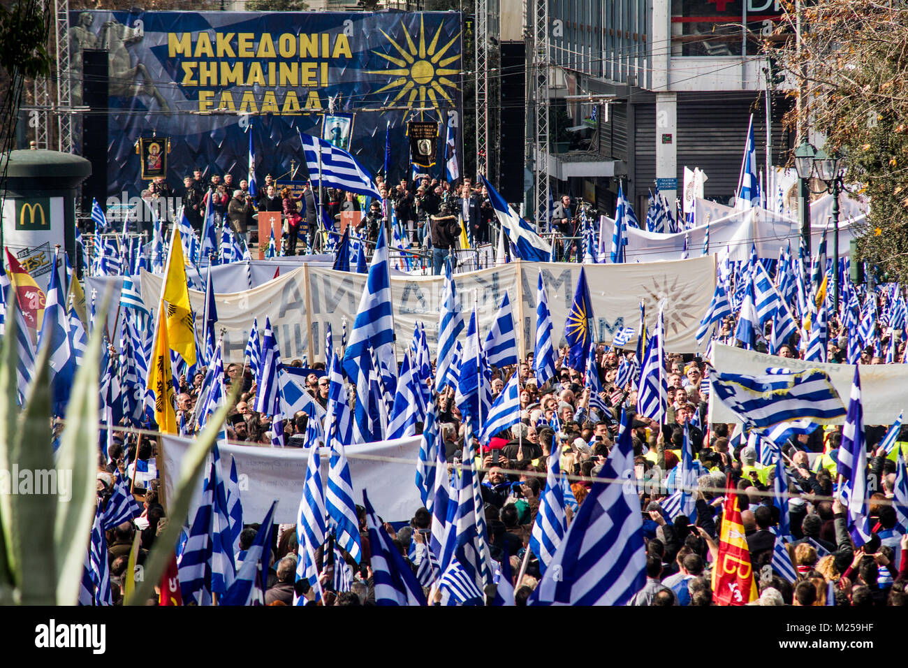 I Greci raccogliere massicciamente in piazza Syntagma a dimostrare contro l' uso della denominazione 'Macedonia' dalla ex Repubblica iugoslava di Macedonia. Il nome definitivo della ex Repubblica iugoslava di stato decisivo è circa del suo ingresso nella NATO. Foto: Cronos/Kostas Pikoulas Foto Stock