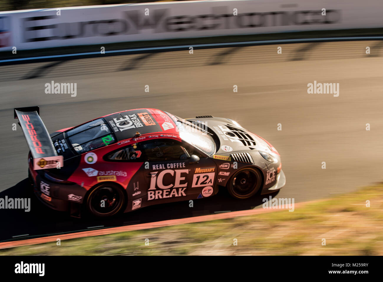 Montare il circuito di Panorama, Nuovo Galles del Sud, Australia. 05-02-2108. Ice Break - Matt Campbell & Alex Davision. Porsche 991 GT3R Anthony Bolack/Alamy Live News Foto Stock