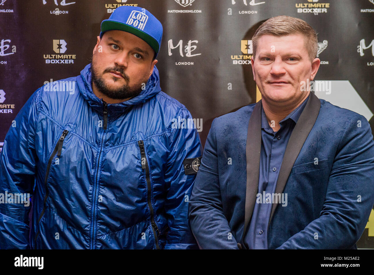 Londra, Regno Unito. 5 febbraio, 2018. DJ Charlie bradipo con Ricky Hatton - Il lancio ufficiale di ULTIMATE BOXER, Gran Bretagna il pugilato primo marchio di intrattenimento, a me Londra Hotel. L'unico formato di eliminazione, approvato dalla British Boxing Board di controllo, darà inutilizzato giovane talento britannico professional-pugili di cambiare la vita di opportunità di carriera, con grandi premi in denaro in offerta per il campione del torneo. Credito: Guy Bell/Alamy Live News Foto Stock