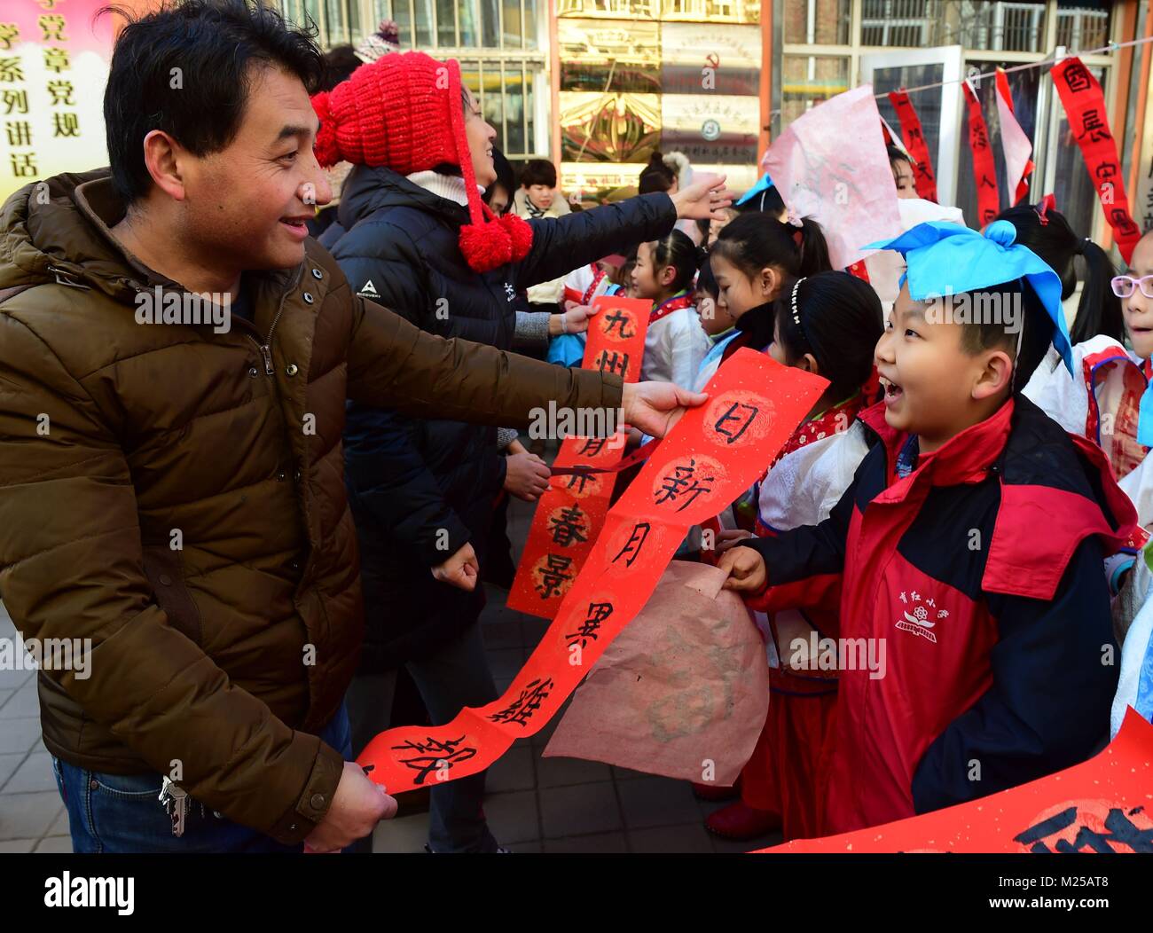 (180205) -- CANGZHOU, Febbraio 5, 2018 (Xinhua) -- Alunni della calligrafia cinese gruppo hobby dare festival di primavera baciata ai residenti in una comunità in Cangzhou, nel nord della Cina di nella provincia di Hebei, Febbraio 5, 2018. (Xinhua/Fu Xinchun) (mp) Foto Stock