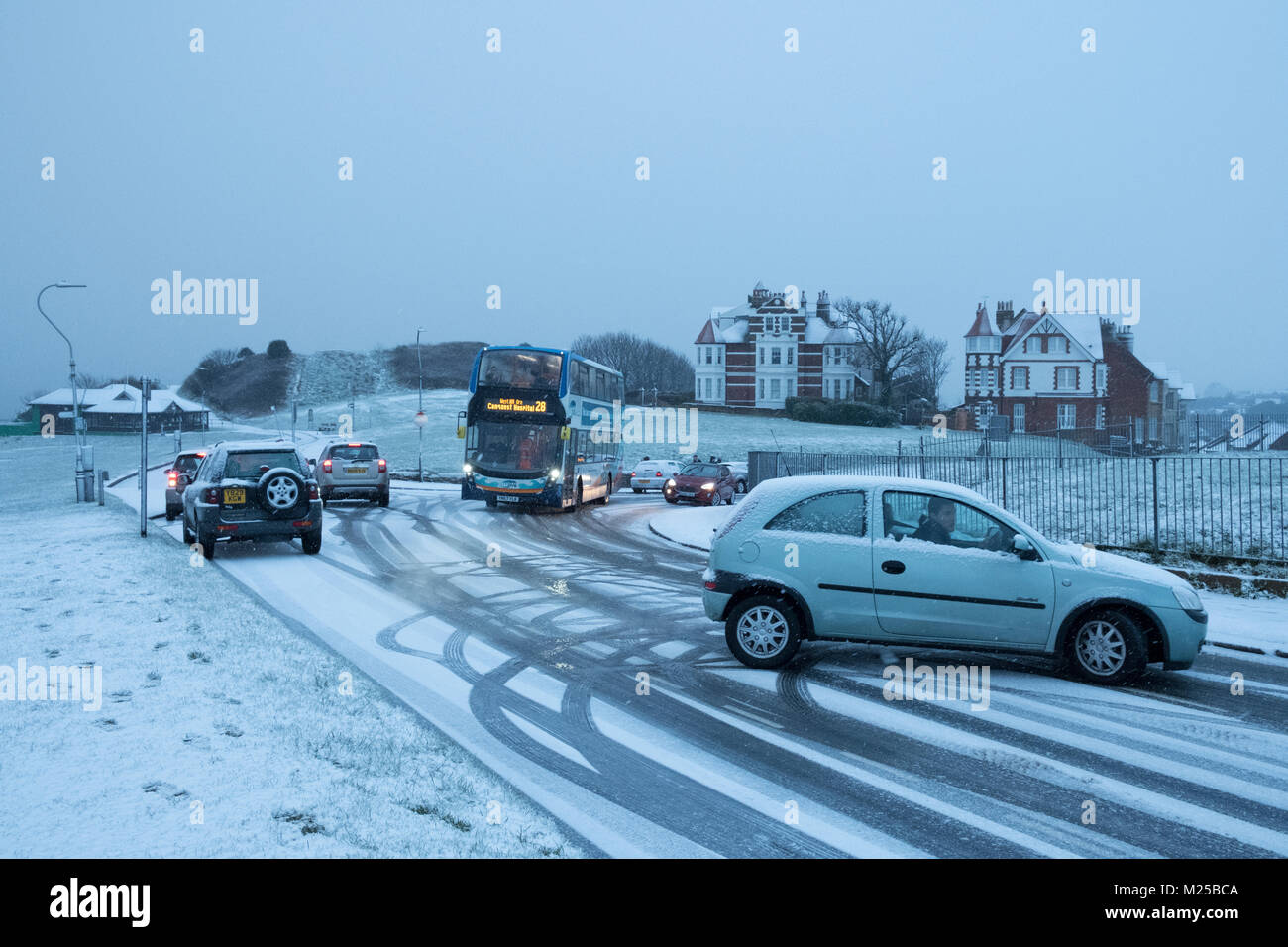 Hastings, East Sussex, Regno Unito. 5 Feb 2018. Regno Unito meteo. Tornitura di traffico al fine di evitare condizioni scivolose sul West Hill, con il traffico paralizzata a seguito di un precedente incidente nella neve ulteriormente in giù per la collina. Foto Stock