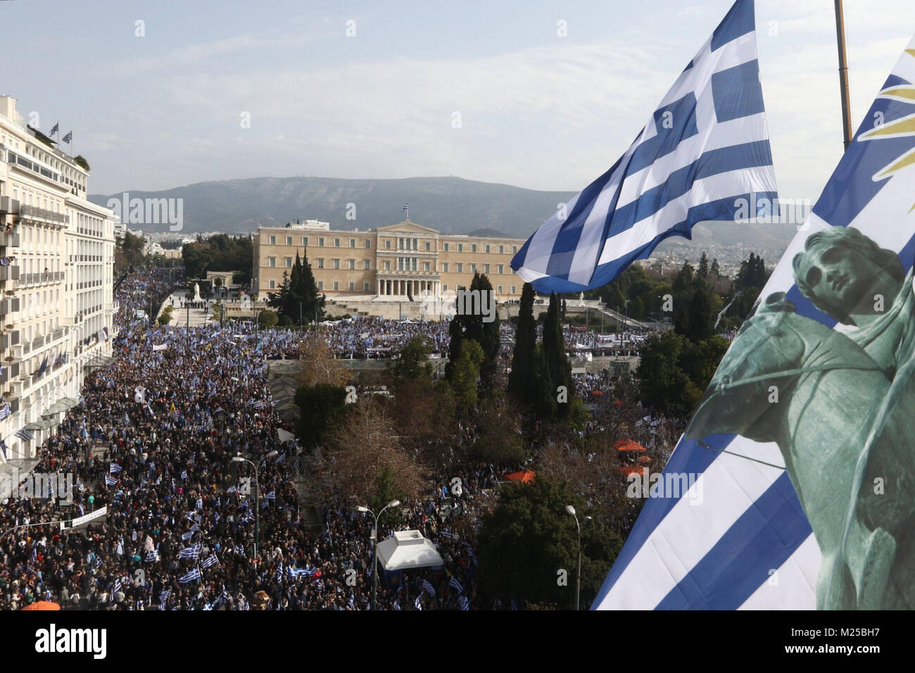 Atene, piazza Syntagma, Grecia. 5 febbraio, 2018. I manifestanti si riuniranno presso l' Atene principale piazza Syntagma di fronte al parlamento greco durante un rally in Atene.Rally contro l'uso del termine ''Macedonia'' in qualsiasi soluzione di una controversia tra Atene e Skopje oltre l'ex Repubblica iugoslava di nome. Credito: Christos Ntountoumis/SOPA/ZUMA filo/Alamy Live News Foto Stock