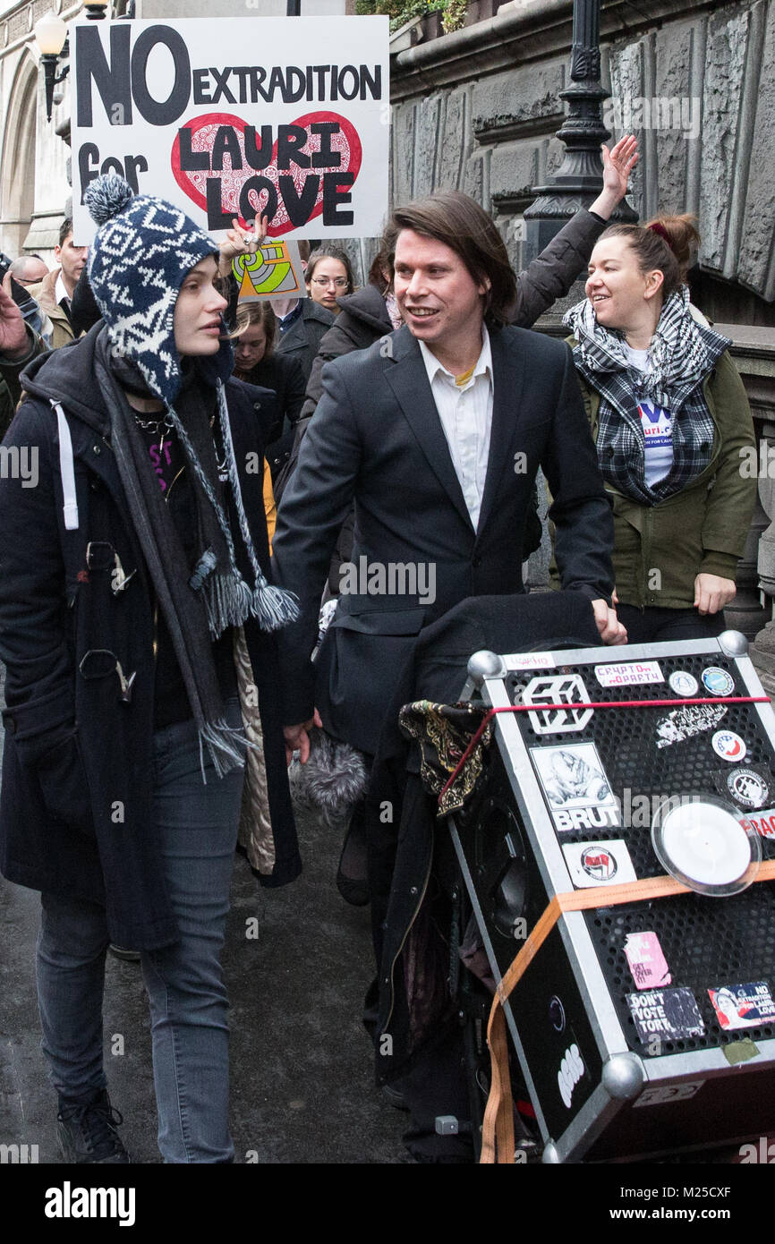 Londra, Regno Unito. 5 febbraio, 2018. Presunta hacker Lauri amore lascia il Royal Courts of Justice con la sua fidanzata Sylvia Mann, avvocati e sostenitori dopo aver vinto il suo ricorso contro l'estradizione negli Stati Uniti. Il ricorso i giudici hanno deciso che l'estradizione sarebbe "oppressiva in ragione della sua condizione fisica e mentale' (Mr amore ha la sindrome di Aspergers) e invita il Pubblico Ministero a perseguire lui in Inghilterra. Credito: Mark Kerrison/Alamy Live News Foto Stock