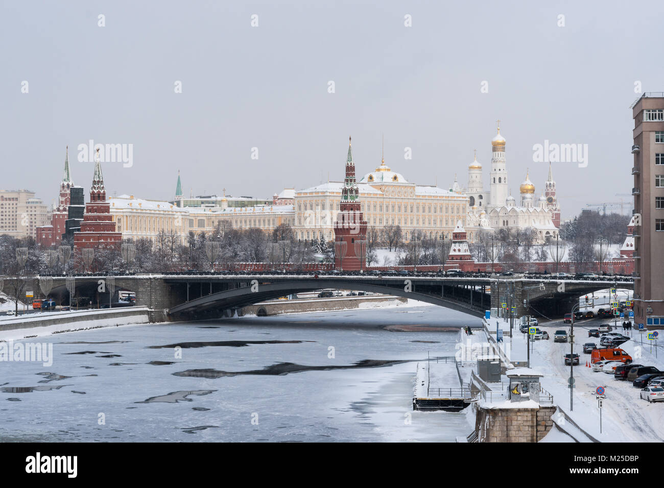 Meteo russa di Mosca. Lunedì, 5 febbraio 2018. La città si ravviva dopo la norma mensile di neve ha ottenuto lo scorso weekend. Servizi municipali di mobilitare tutte le loro risorse per pulire le strade e le piazze dallo spessore del tappeto bianco di fiocchi di neve. La temperatura è bassa, -10C (14F), ancora la luce della neve. Congelati sul fiume di Mosca, grande ponte di pietra, le torri del Cremlino, palazzi, cattedrali e Ivan il grande campanile. Credito: Alex Immagini/Alamy Live News Foto Stock