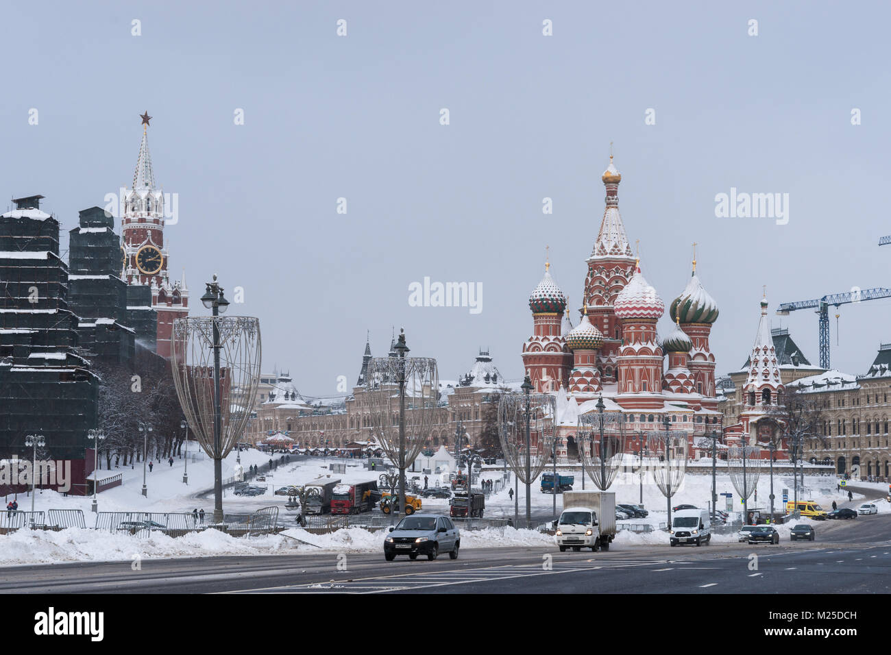 Meteo russa di Mosca. Lunedì, 5 febbraio 2018. La città si ravviva dopo la norma mensile di neve ha ottenuto lo scorso weekend. Servizi municipali di mobilitare tutte le loro risorse per pulire le strade e le piazze dallo spessore del tappeto bianco di fiocchi di neve. La temperatura è bassa, -10C (14F), ancora la luce della neve. Coperte di neve San Basilio cattedrale sulla Piazza Rossa come visto dal fiume di Mosca. Credito: Alex Immagini/Alamy Live News Foto Stock