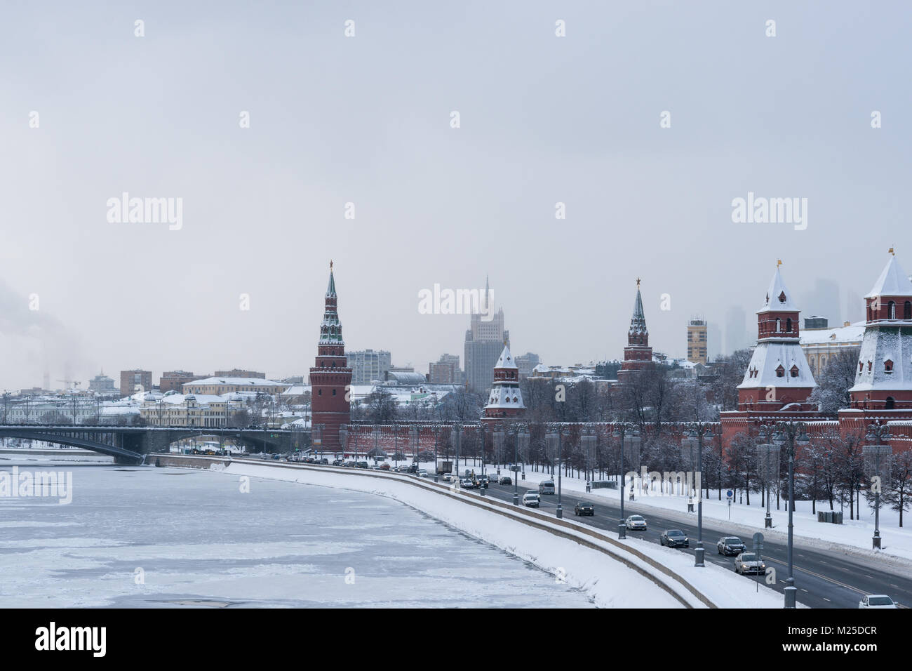 Meteo russa di Mosca. Lunedì, 5 febbraio 2018. La città si ravviva dopo la norma mensile di neve ha ottenuto lo scorso weekend. Servizi municipali di mobilitare tutte le loro risorse per pulire le strade e le piazze dallo spessore del tappeto bianco di fiocchi di neve. La temperatura è bassa, -10C (14F), ancora la luce della neve. Il fiume di Mosca, il Cremlino e il traffico di trasporto lungo il Cremlino terrapieno in inverno. Credito: Alex Immagini/Alamy Live News Foto Stock