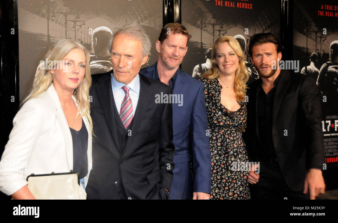 Burbank, in California, Stati Uniti d'America. 5 febbraio, 2018. (L-R) Christina Sandera, Direttore Clint Eastwood, valutazione, attrice Allison Eastwood e attore Scott Eastwood frequentare la prima mondiale di "15:17 a Parigi " a Warner Bros Studios, SJR Theatre il 5 febbraio 2018 a Burbank, in California. Foto di Barry re/Alamy Live News Foto Stock