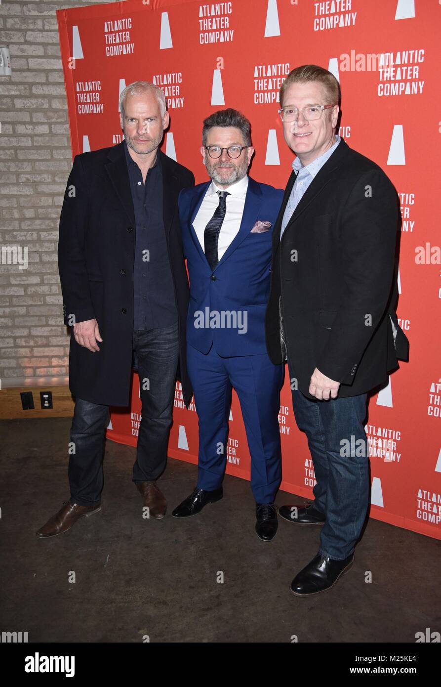 New York, NY, STATI UNITI D'AMERICA. 5 febbraio, 2018. Martin McDonagh, Matthew Dunster, Jeffory Lawson presso gli arrivi per HANGMEN apertura notturna Curtain Call e Party, Linda Gross Theatre di New York, NY, 5 febbraio 2018. Credito: Derek Storm/Everett raccolta/Alamy Live News Foto Stock