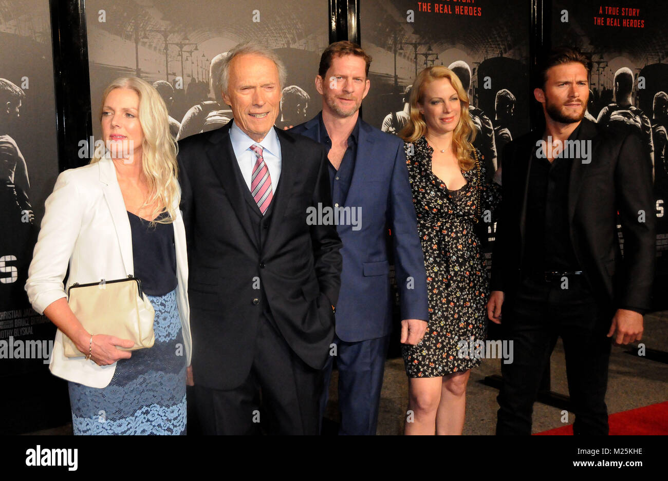 Burbank, in California, Stati Uniti d'America. 5 febbraio, 2018. (L-R) Christina Sandera, Direttore Clint Eastwood, valutazione, attrice Allison Eastwood e attore Scott Eastwood frequentare la prima mondiale di "15:17 a Parigi " a Warner Bros Studios, SJR Theatre il 5 febbraio 2018 a Burbank, in California. Foto di Barry re/Alamy Live News Foto Stock