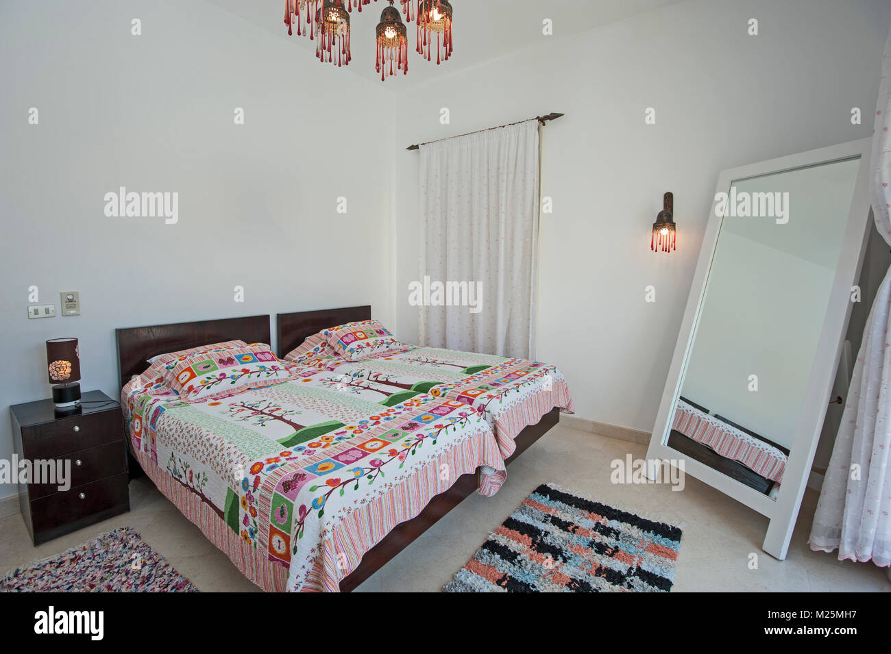 Interior design decor e arredamento di lusso show home holiday villa camera da letto con mobili Foto Stock