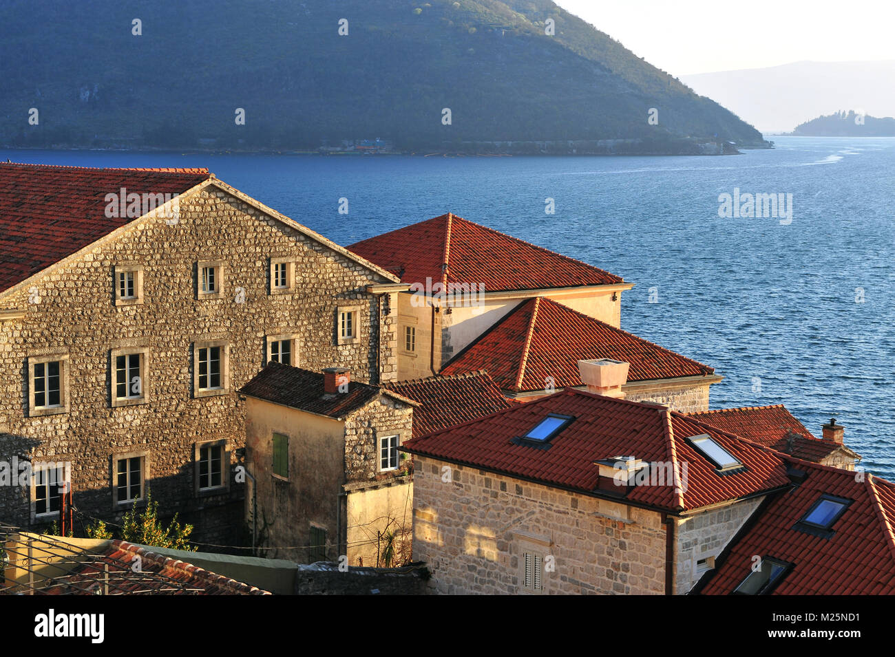 Tetti di terracotta di Kotor bay, Montenegro Foto Stock
