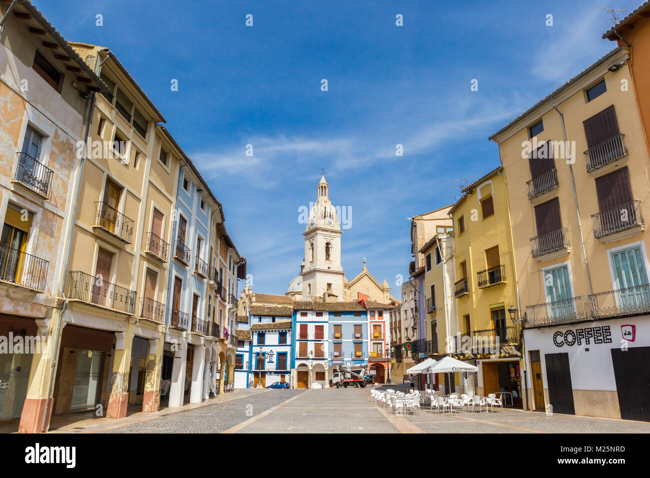 Colorato la piazza del mercato e il campanile della chiesa di Xativa Spagna Foto Stock