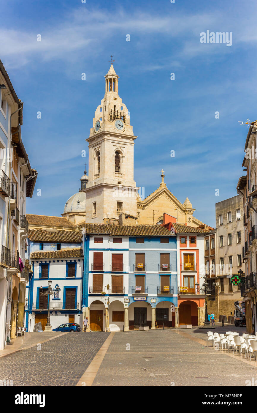La torre della chiesa di Santa Maria e case colorate a Xativa, Spagna Foto Stock