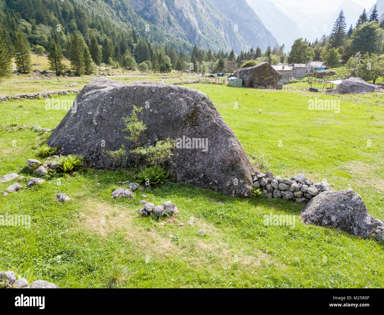 Vista aerea della valle di Mello, Val di Mello, una verde vallata circondata da montagne di granito e alberi da foresta, Val Masino, Sondrio. Italia Foto Stock