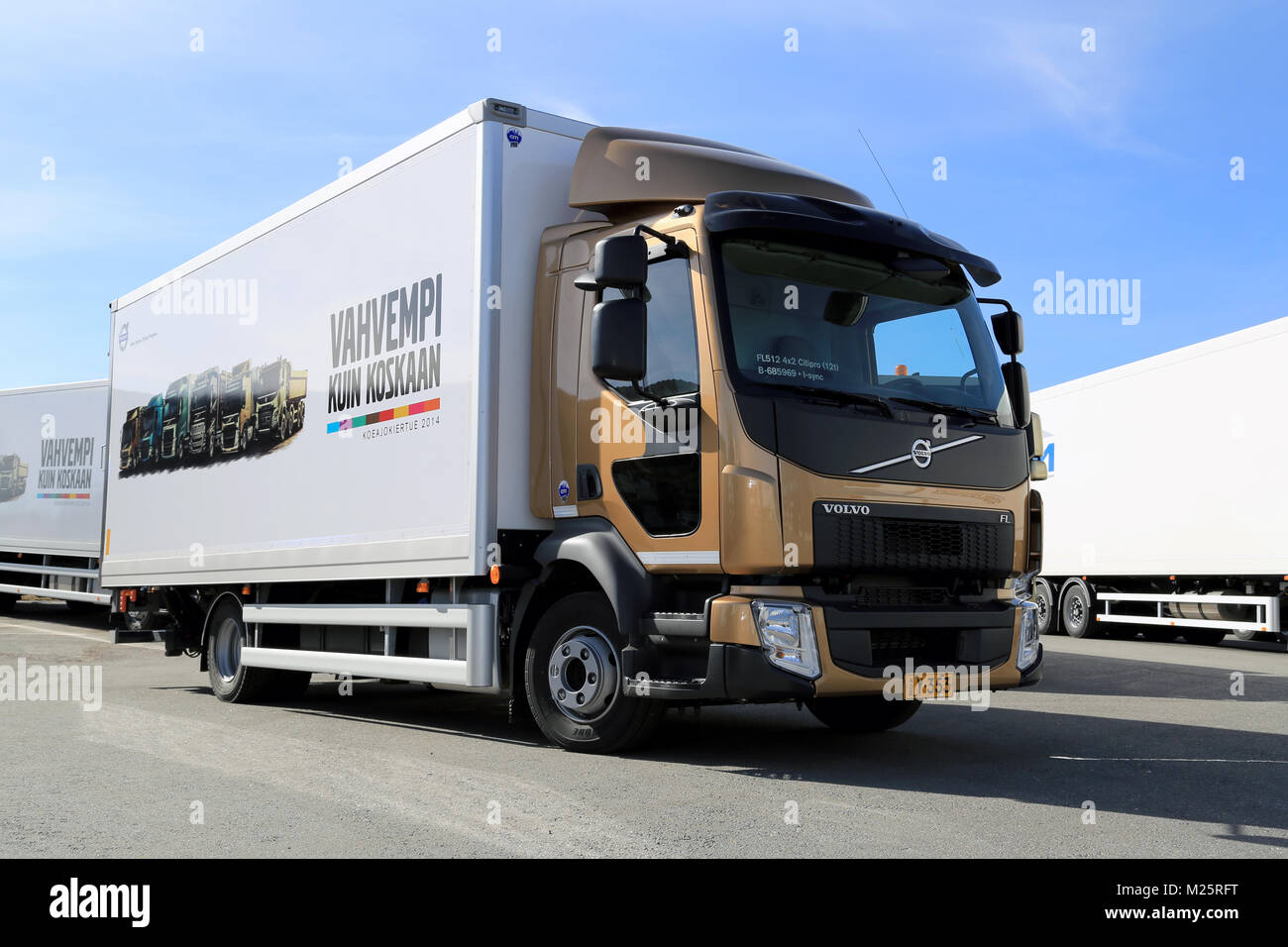 LIETO, Finlandia - Aprile 5, 2014: Volvo Trucks presenta il nuovo FL512 carrello di consegna come parte della loro nuova gamma di Volvo Truck e Bus Centre Turku, Fin Foto Stock