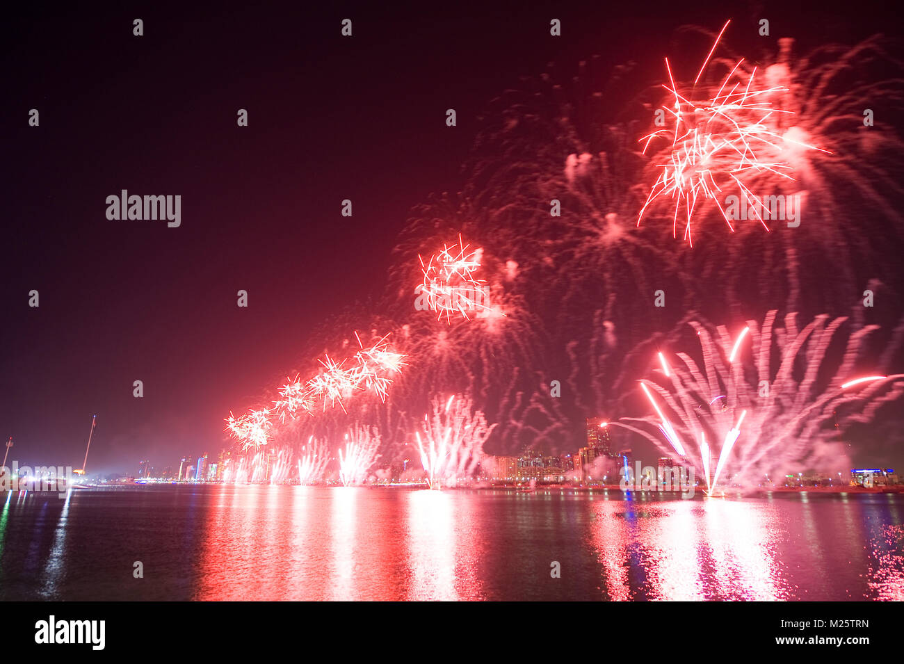 Spettacolo di fuochi d'artificio vigilia di capodanno 01-01-2018 nella baia di Abu Dhabi negli Emirati Arabi Uniti. Foto Stock