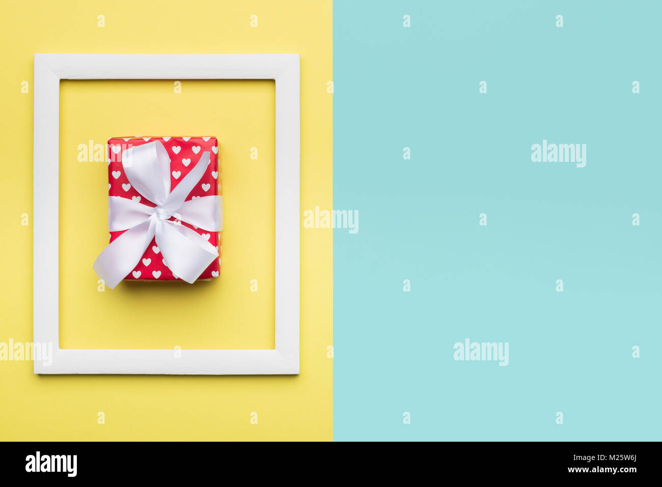 Felice Giornata della Madre, la Giornata della donna, il giorno di San Valentino festa di compleanno o di sfondo. Appartamento laici concetto minimale con splendidamente avvolto presente. Foto Stock