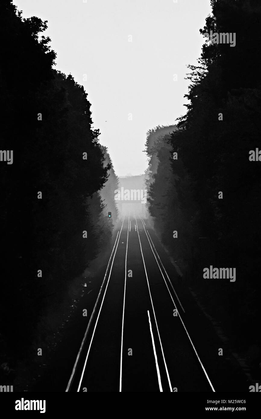 Longfield Stazione ferroviaria Silhouette con il Semaforo verde Foto Stock