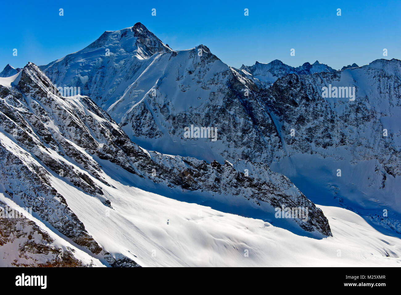 Snow-capped Anungletscher sul ghiacciaio con i picchi Sattelhorn e Aletschhorn sopra il mountain pass Lötschenlücke, Loetschental, Vallese, Svizzera Foto Stock