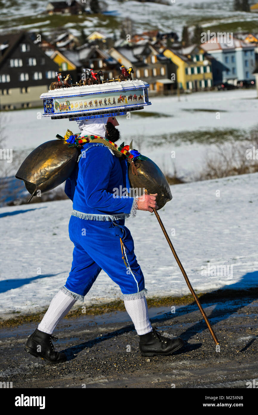 Schellenklaus, San Silvestro mummer con grandi campane al vecchio Silvestro, Urnäsch, Canton Appenzello Esterno, Svizzera Foto Stock