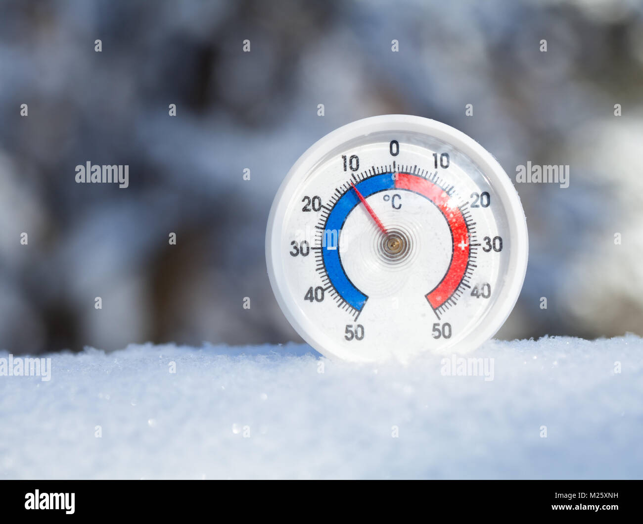 Termometro con scala Celsius collocato in una neve fresca che mostra  temperatura sotto zero meno 11 gradi - freddo inverno concept Foto stock -  Alamy