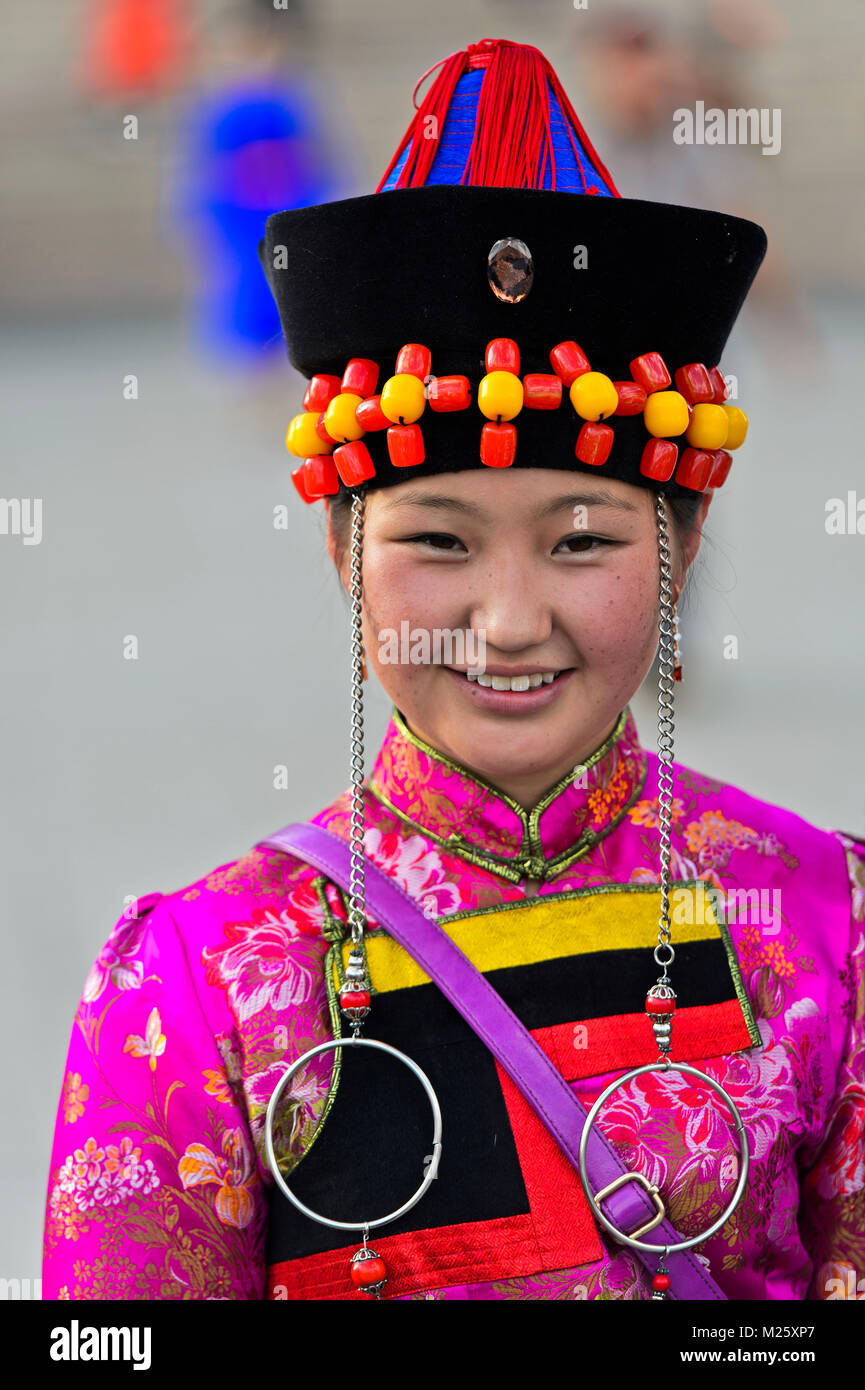 Giovane donna nel tradizionale costume deel e il tipico cappello con la  parte superiore a forma di cono, mongola costume nazionale Festival,  Ulaanbaatar, in Mongolia Foto stock - Alamy