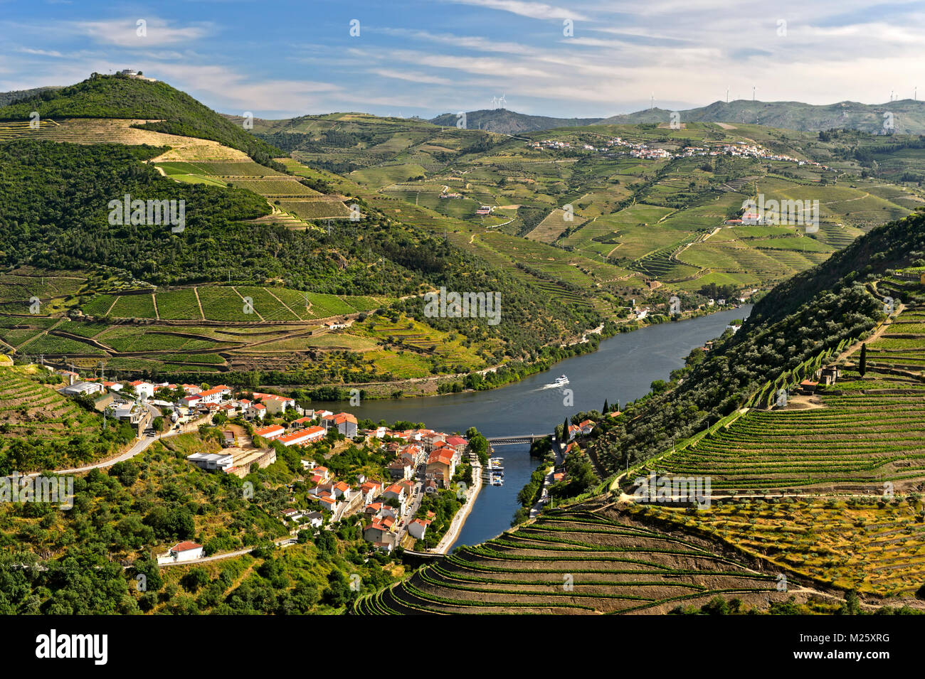 La città di Pinhão surroujnded da vigneti terrazzati nella Valle del Douro, Regione dei Vini di Alto Douro, Pinhão, Portogallo Foto Stock