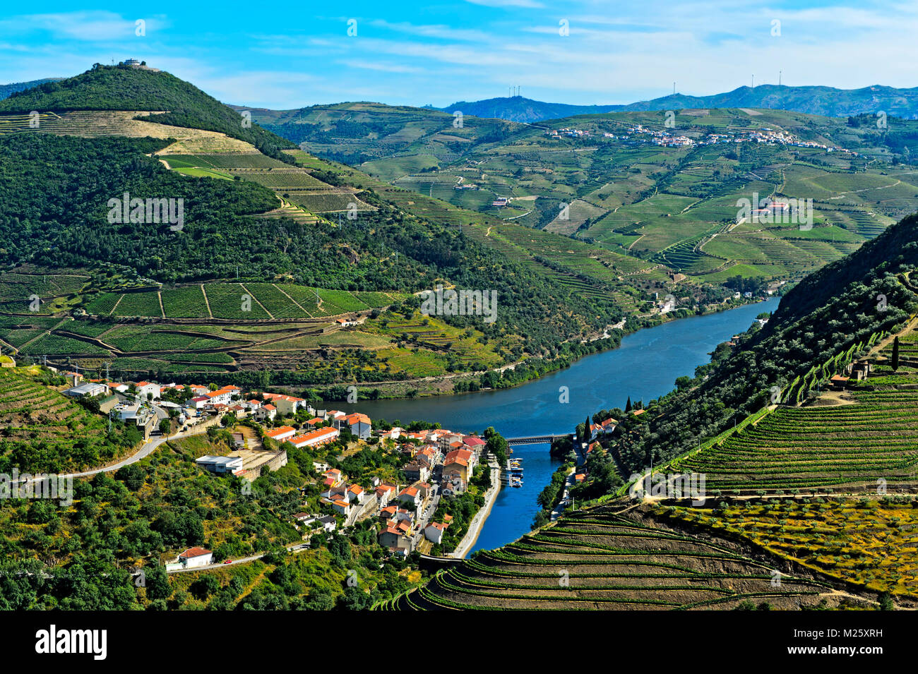 La città di Pinhão surroujnded da vigneti terrazzati nella Valle del Douro, Regione dei Vini di Alto Douro, Pinhão, Portogallo Foto Stock