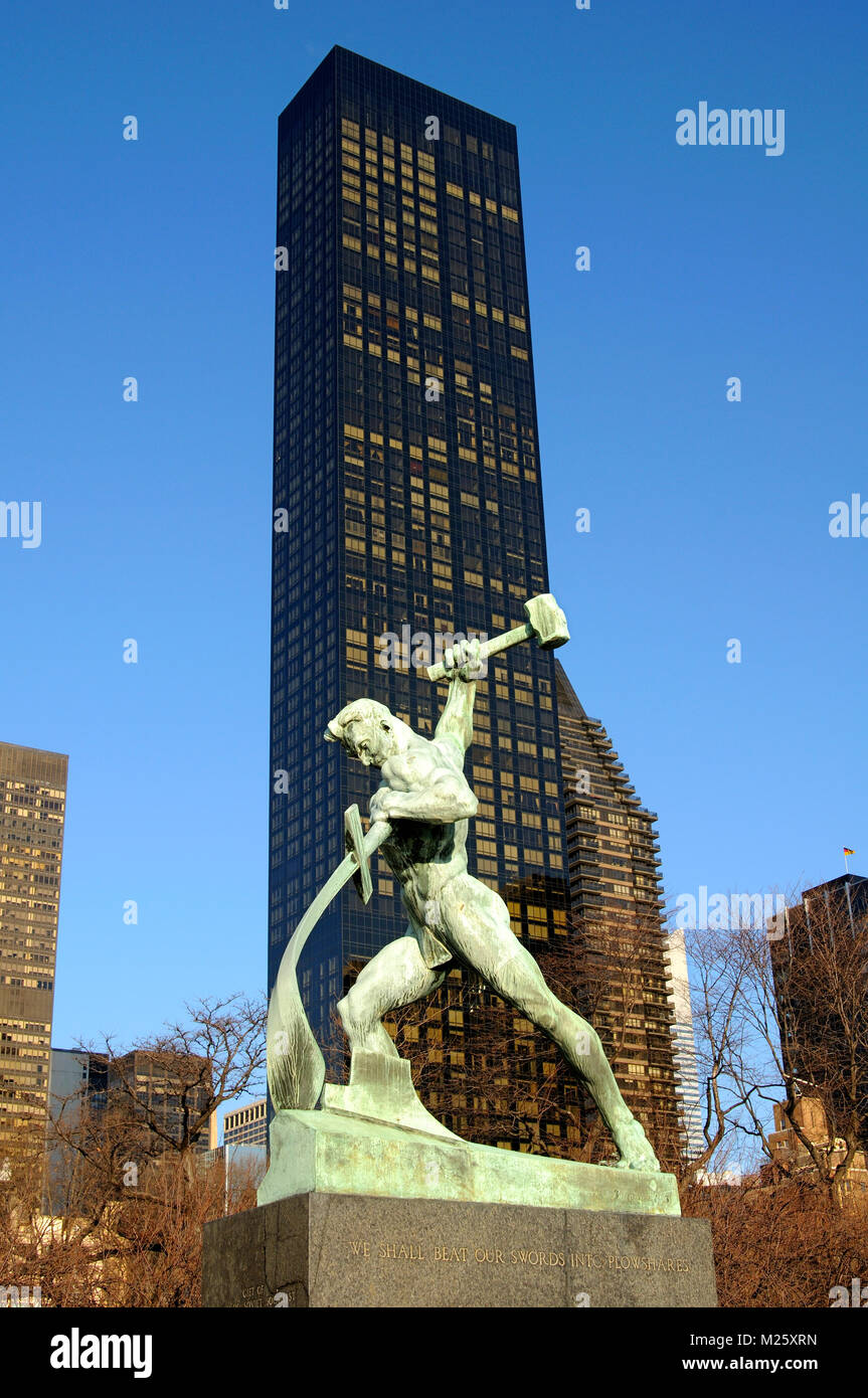 Statua in bronzo cerchiamo di battere le spade in vomeri, Nazioni Unite onu giardino, Trump Tower mondiale dietro, New York, Stati Uniti d'America Foto Stock