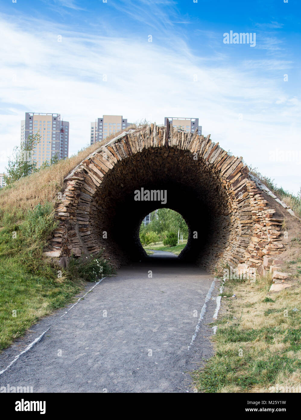 Interno di un tunnel urbano a montagna senza traffico Foto Stock