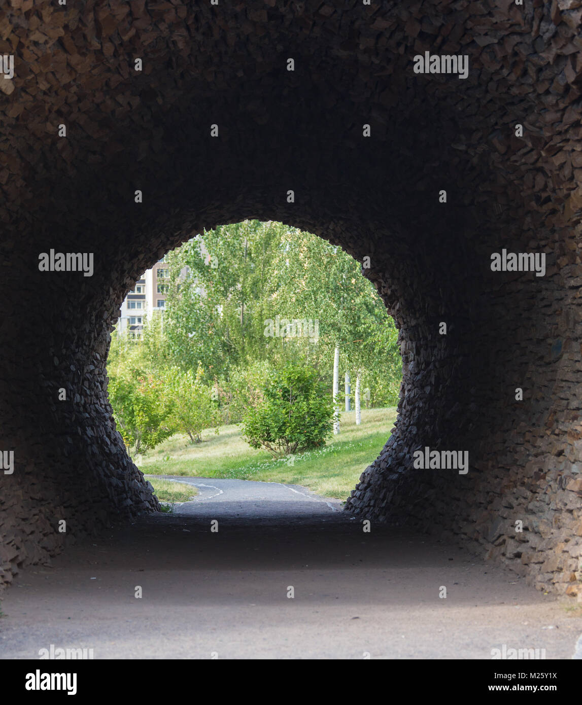 Interno di un tunnel urbano a montagna senza traffico Foto Stock