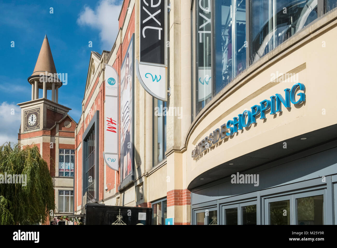 La facciata esterna del Waterside Shopping Center, Lincoln, Lincolnshire, England Regno Unito Foto Stock