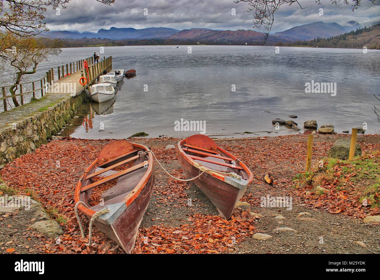 In attesa di visitatori, barche a remi sul Lago di Windermere in autunno Foto Stock