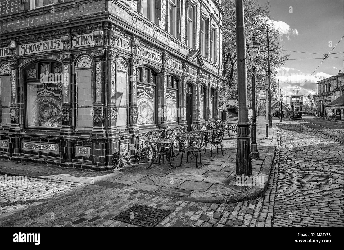 Immagine esterna a Crich Museo dei tram con tram di lavoro in background e restaurata casa pubblica in primo piano. Foto Stock Immagine esterna a Crich Museo dei tram con tram di lavoro in background e restaurata casa pubblica in primo piano. Foto Stock