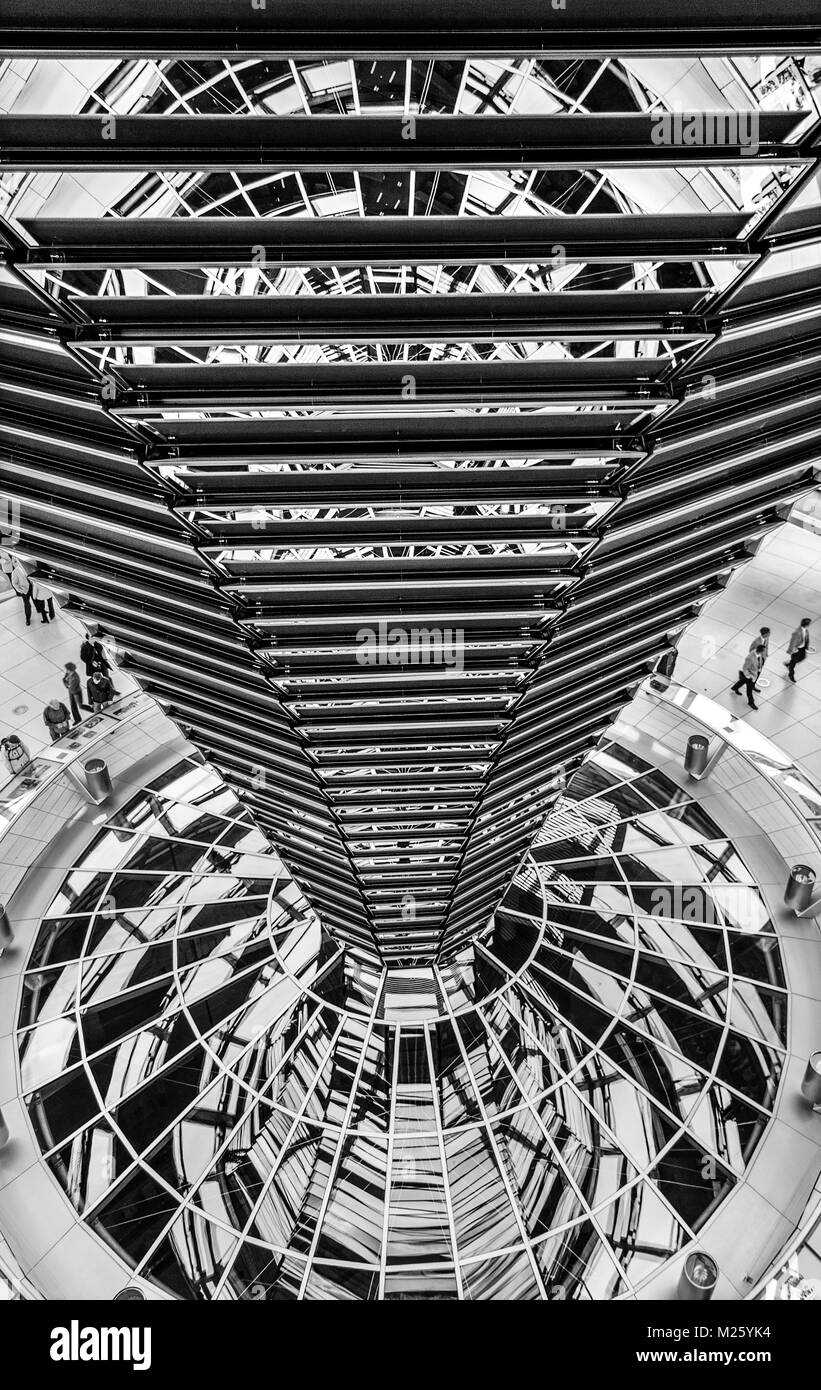 L'estensione (progettata da Norman Foster) per l'Edificio del Reichstag a Berlino. Fotografia in bianco e nero. Foto Stock