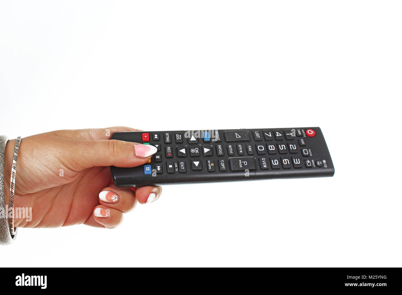 Donna mano che tiene il telecomando sulla isolato bianco sullo sfondo di esclusione. Studio foto con illuminazione professionale facile da utilizzare. Foto Stock