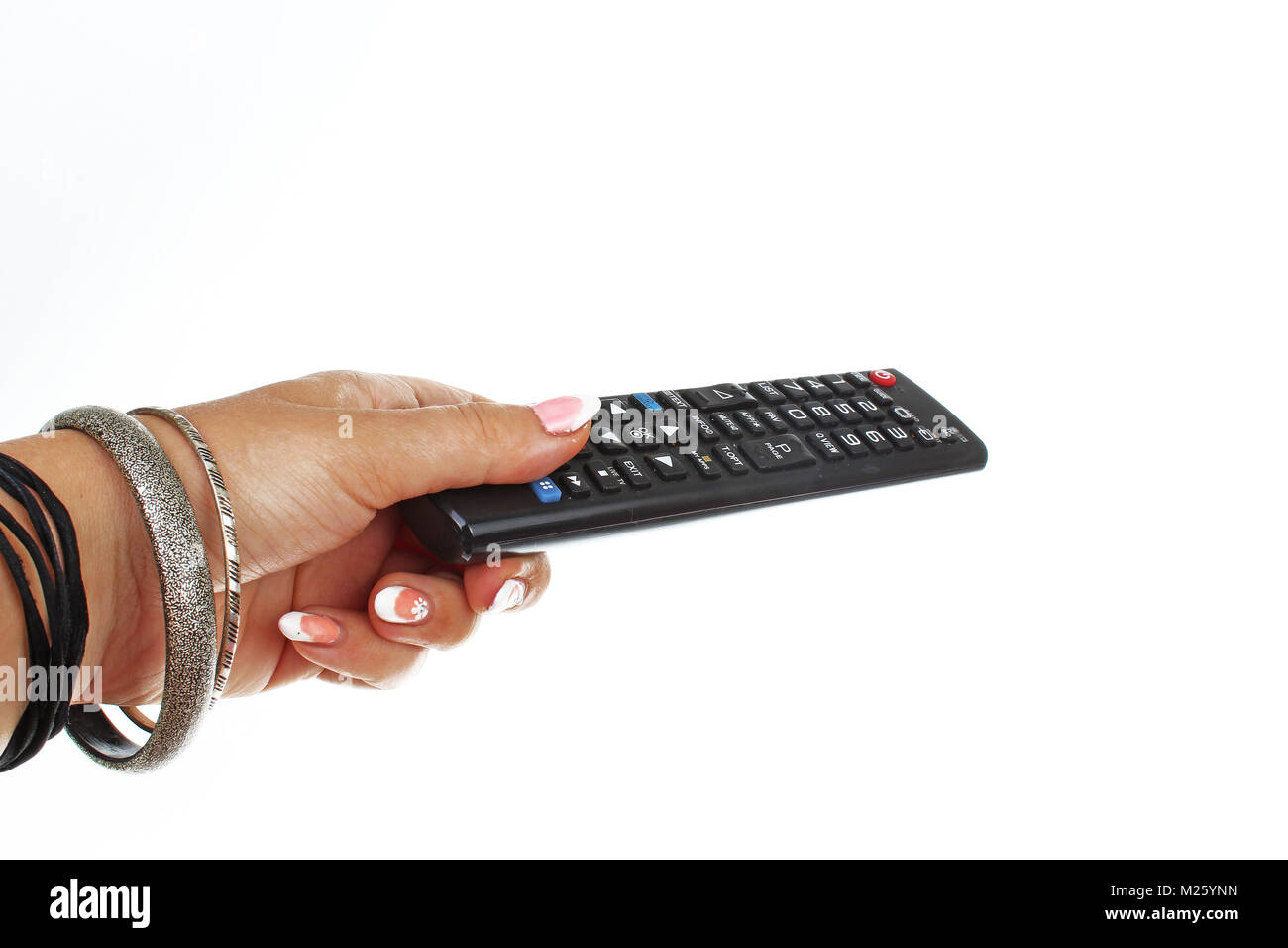 Donna mano che tiene il telecomando sulla isolato bianco sullo sfondo di esclusione. Studio foto con illuminazione professionale facile da utilizzare. Foto Stock
